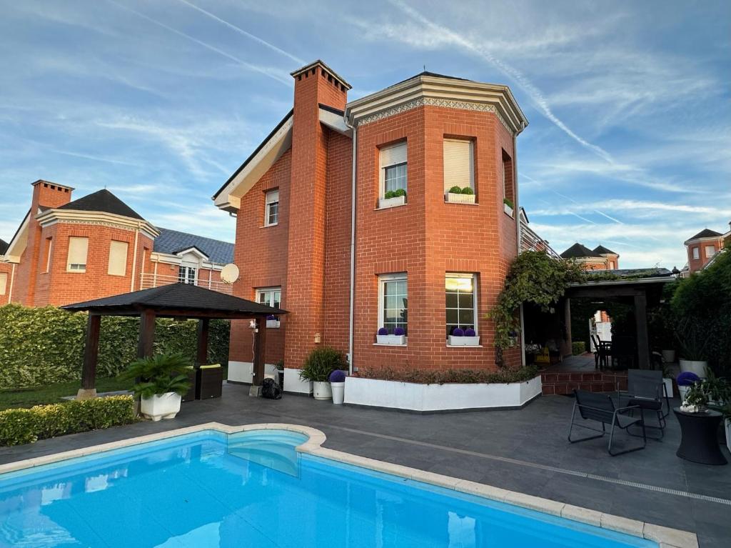 Chalet de Lujo con piscina privada en Santander